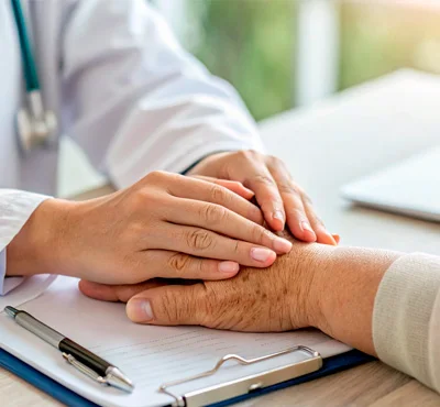 Врач консультирует пациента